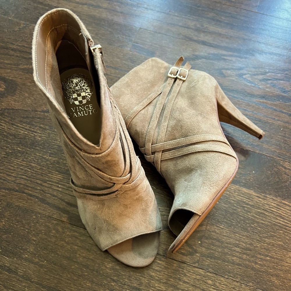 Vince Camuto size 8 peep toe booties suede tanish leather